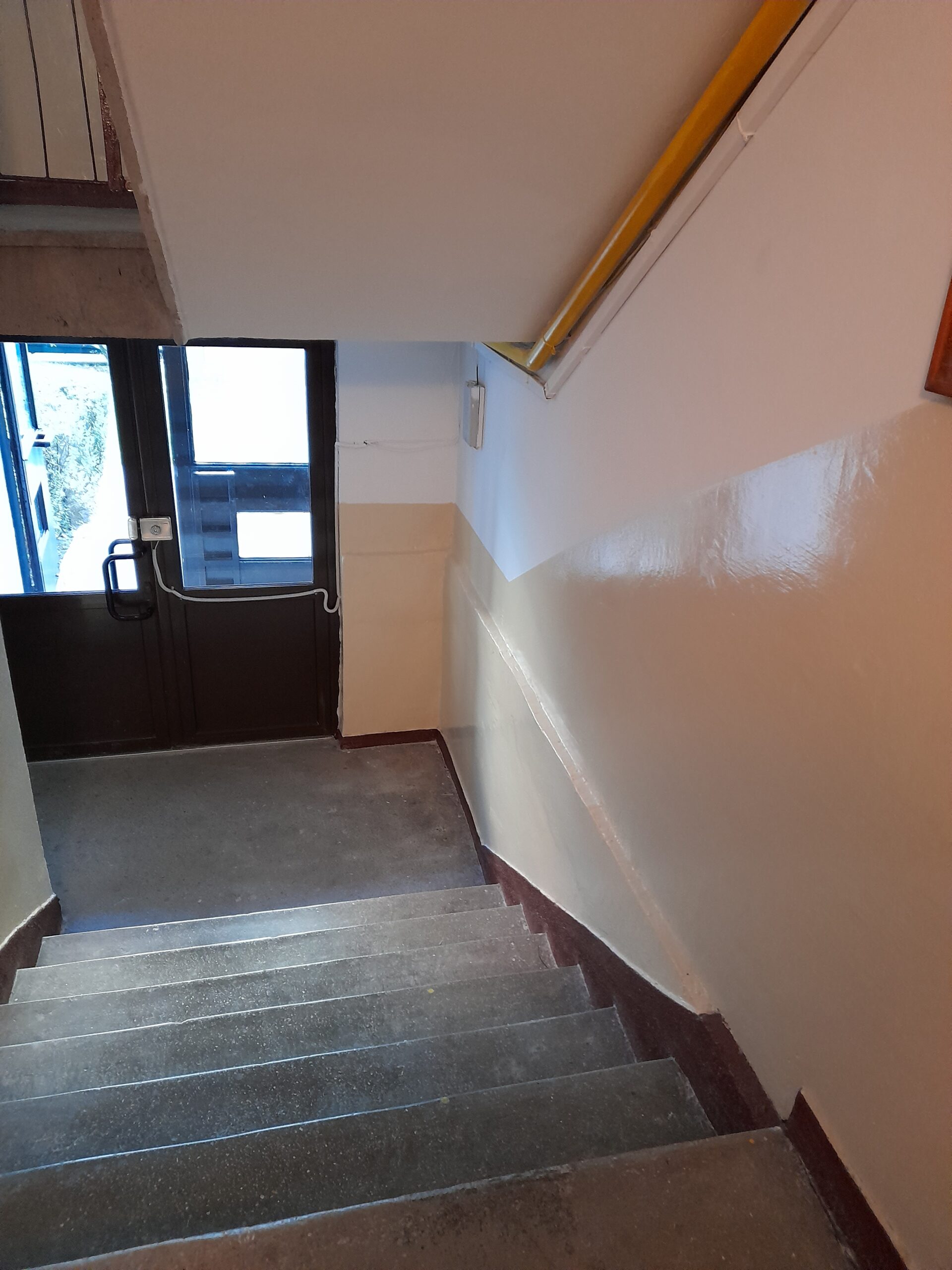 Zugrăvesc scări de bloc, apartamente