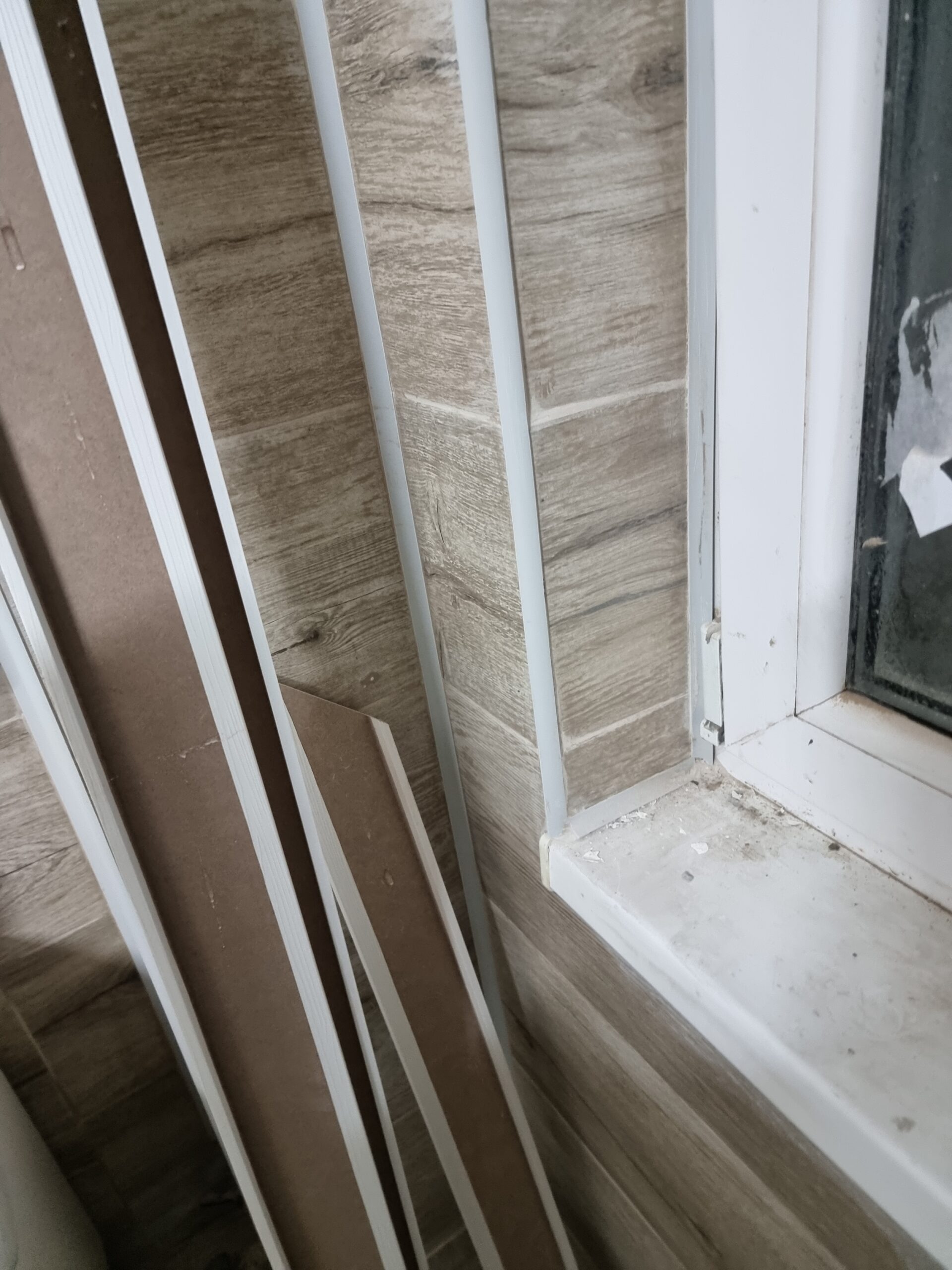 Zugrăvesc, tencuiesc, pun geamuri și uși