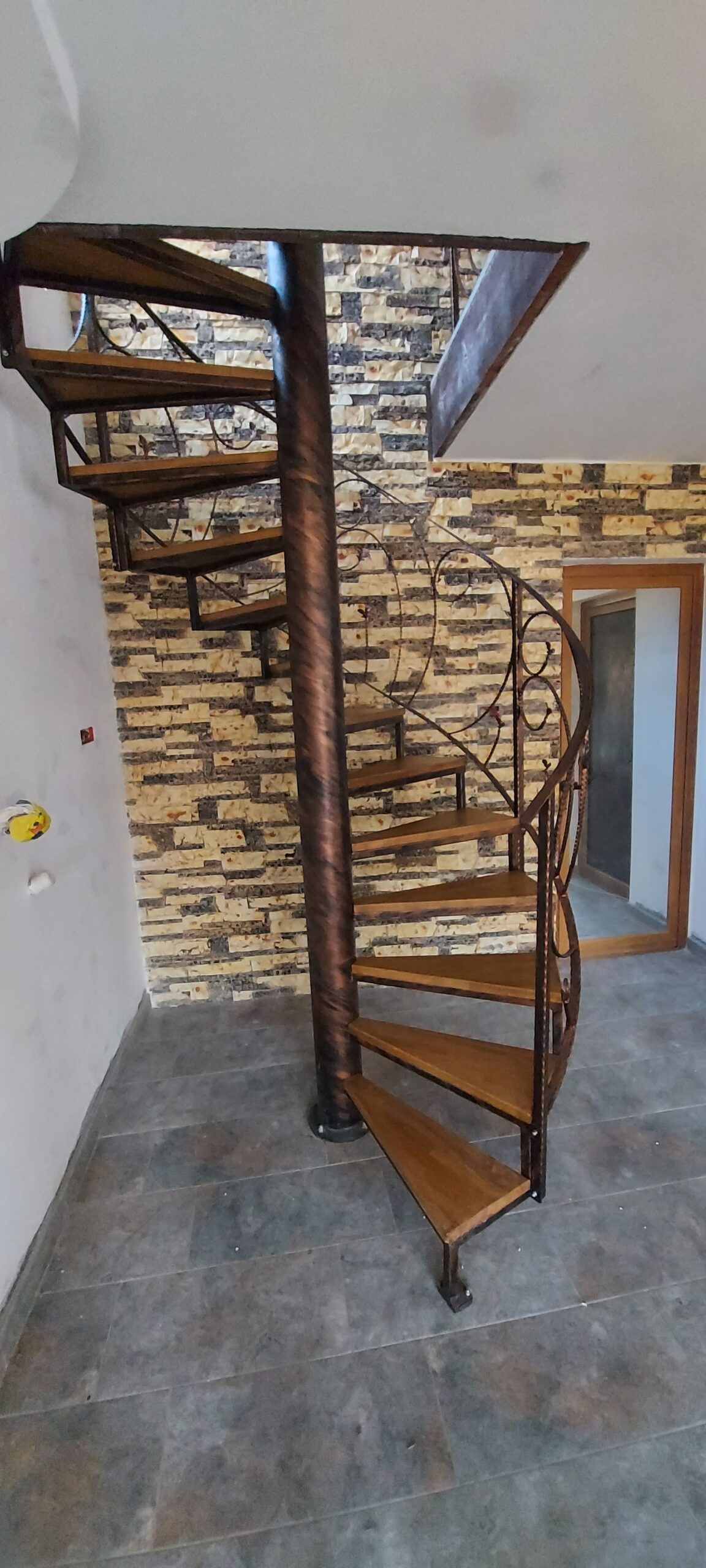 Scări interioare moderne, balustrade si garduri metalice