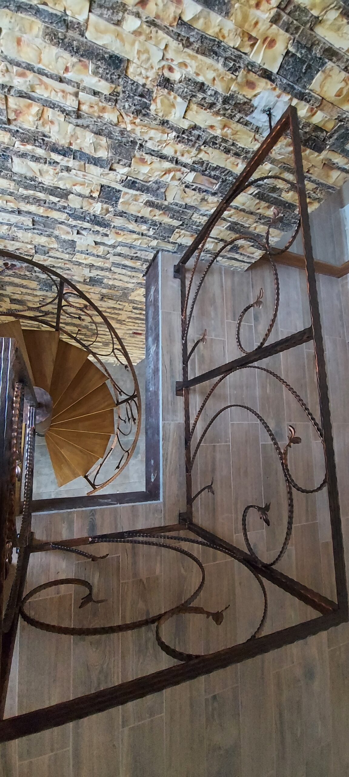 Scări interioare moderne, balustrade si garduri metalice