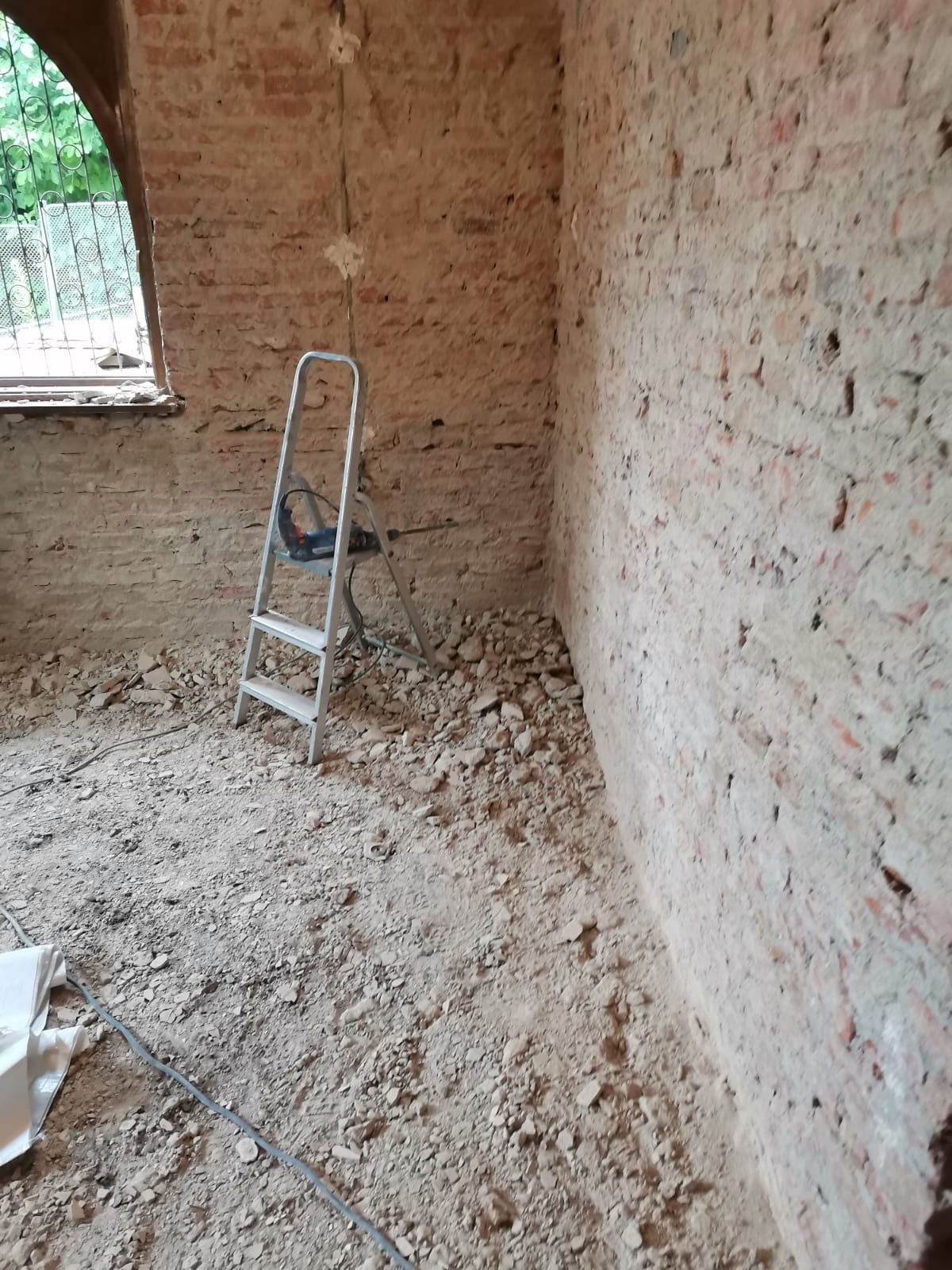 Ridicare moloz/debarasare mobila veche/demolări