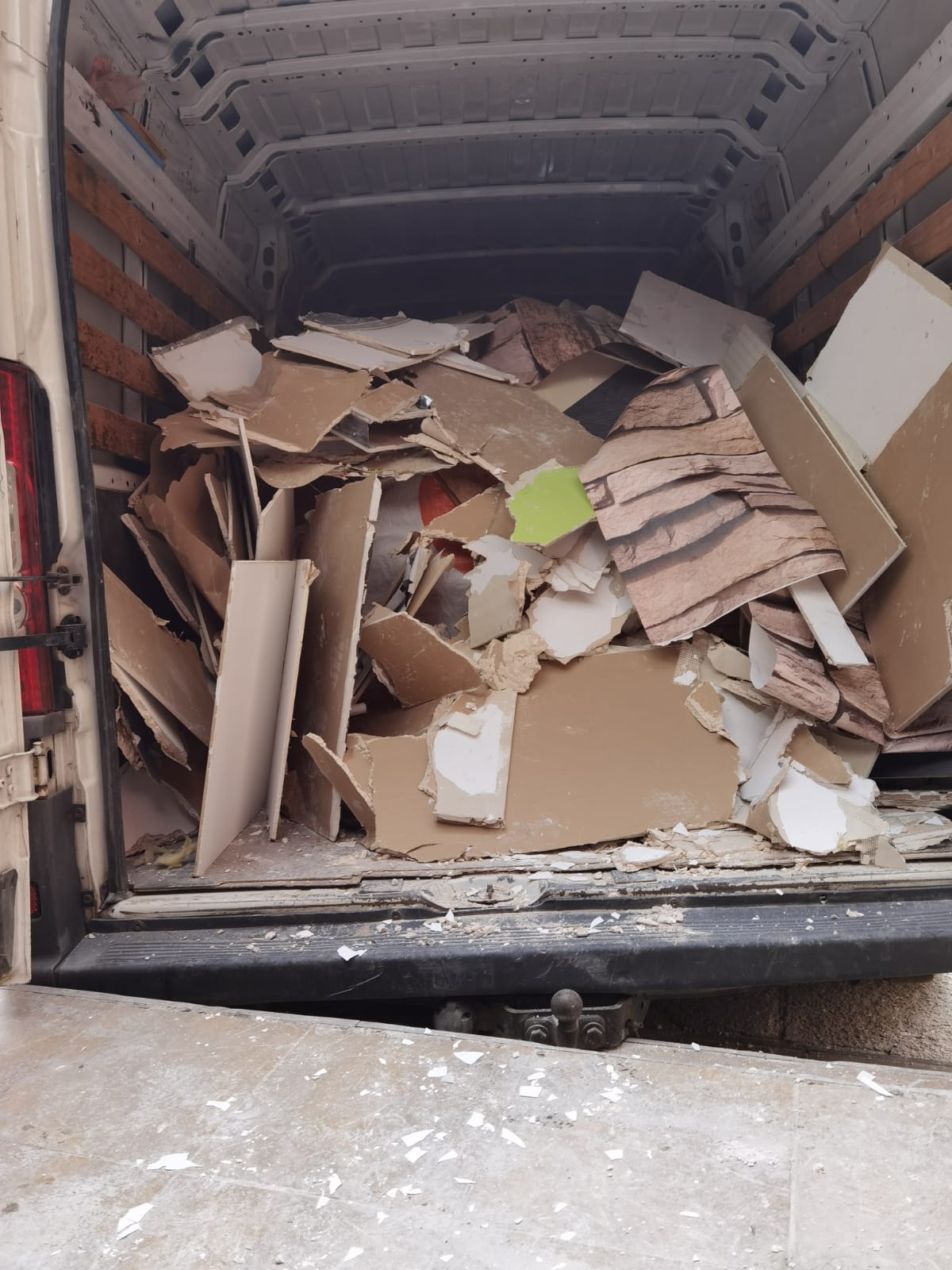 Ridicare moloz/debarasare mobila veche/demolări