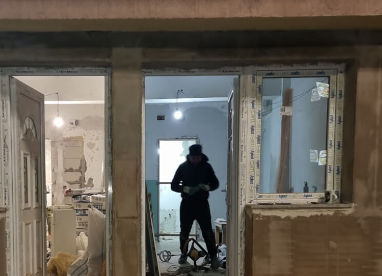 Zugrăvesc, tencuiesc, pun geamuri și uși