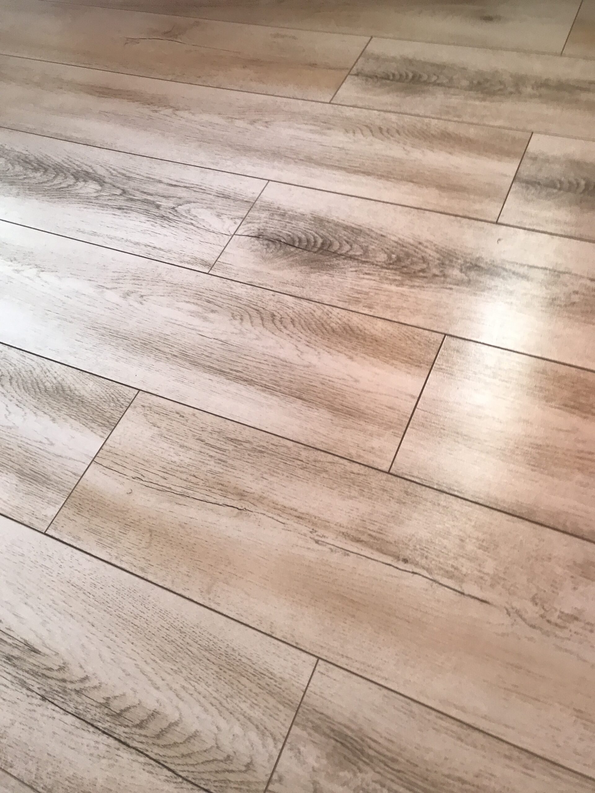 Reconditionare, raschetare și montare orice tip de parchet.