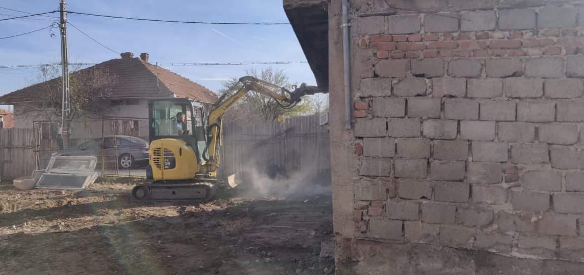 lucrari cu miniexcavator