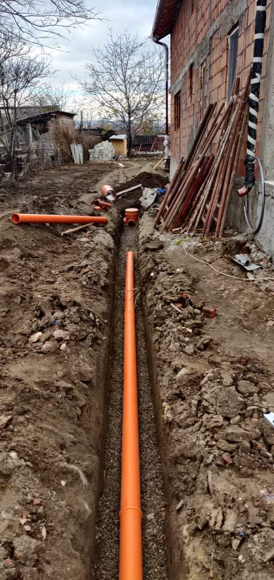 lucrari cu miniexcavator