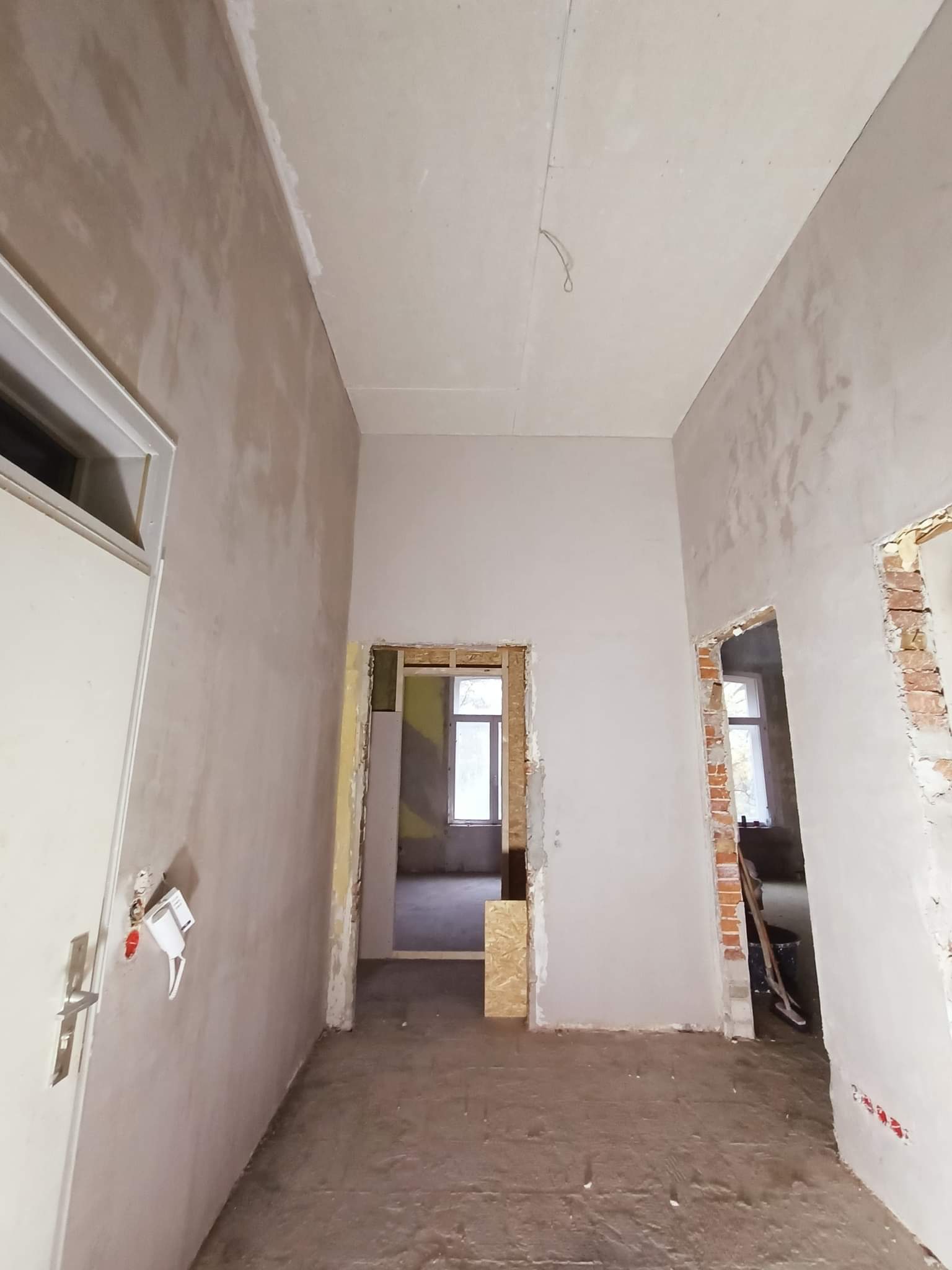 Executam lucrări Interioare/Exterioare