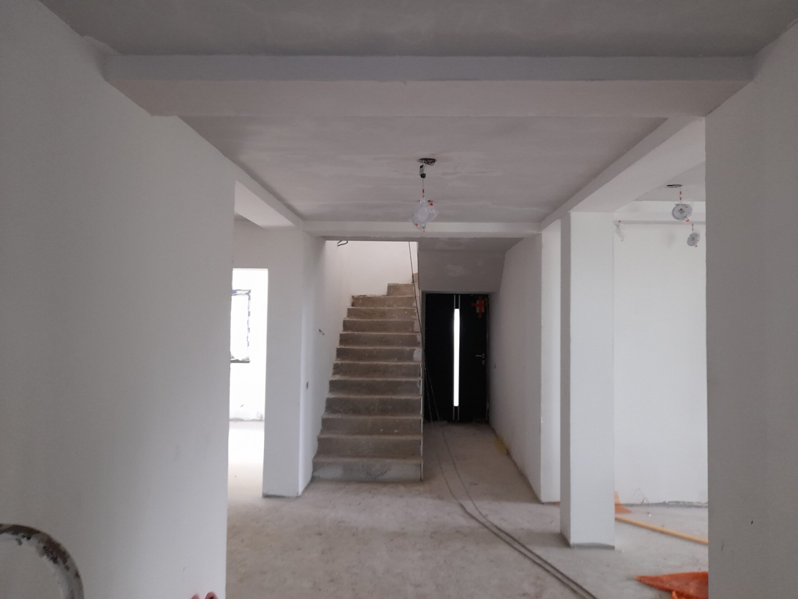 Amenajari interioare cat si exterioare