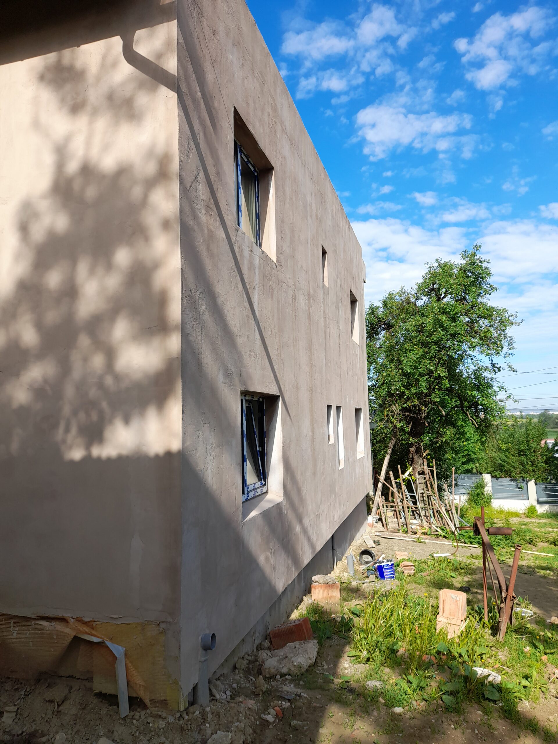 Amenajari interioare cat si exterioare