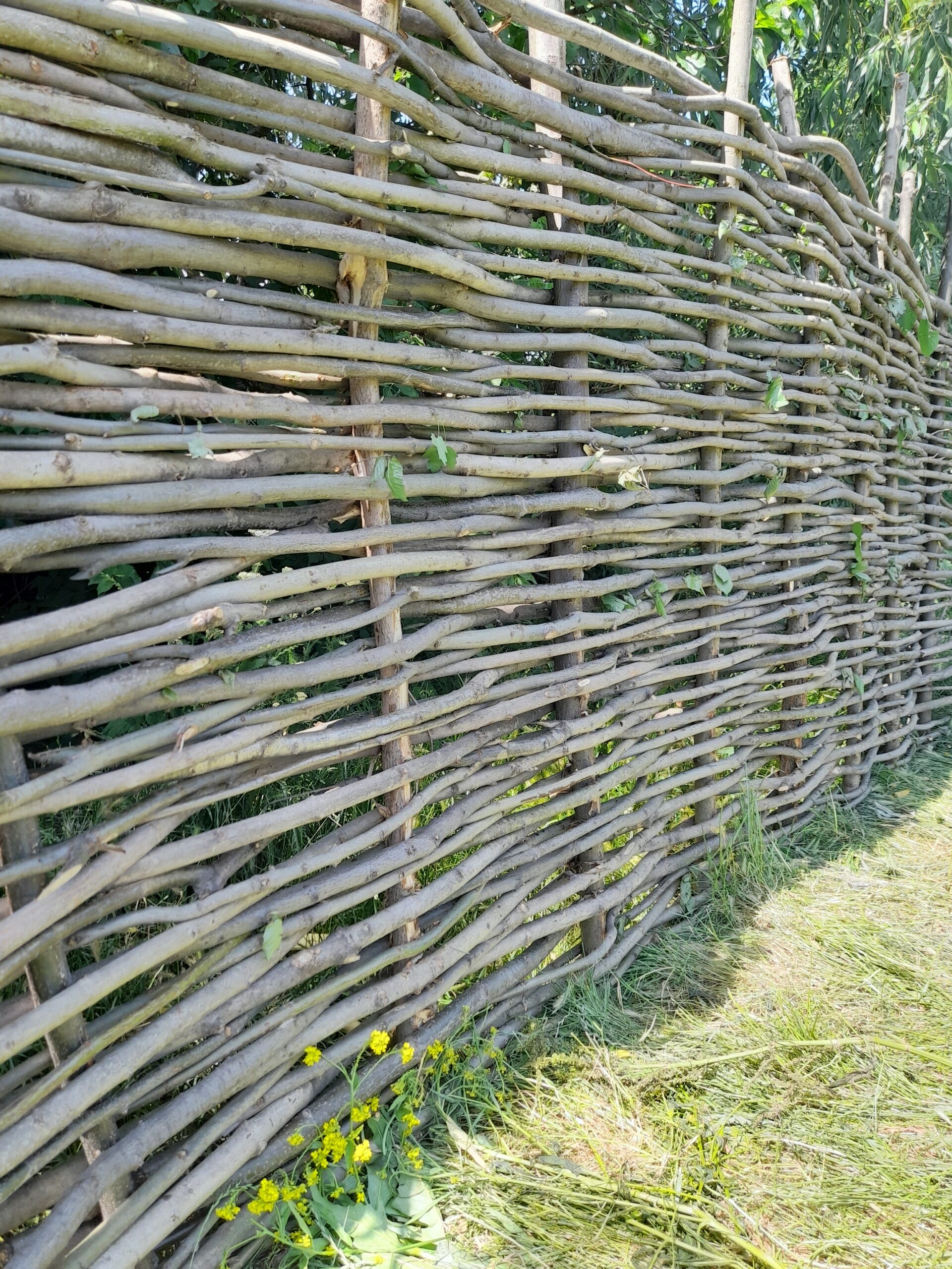 Gard din nuiele/bețe împletite