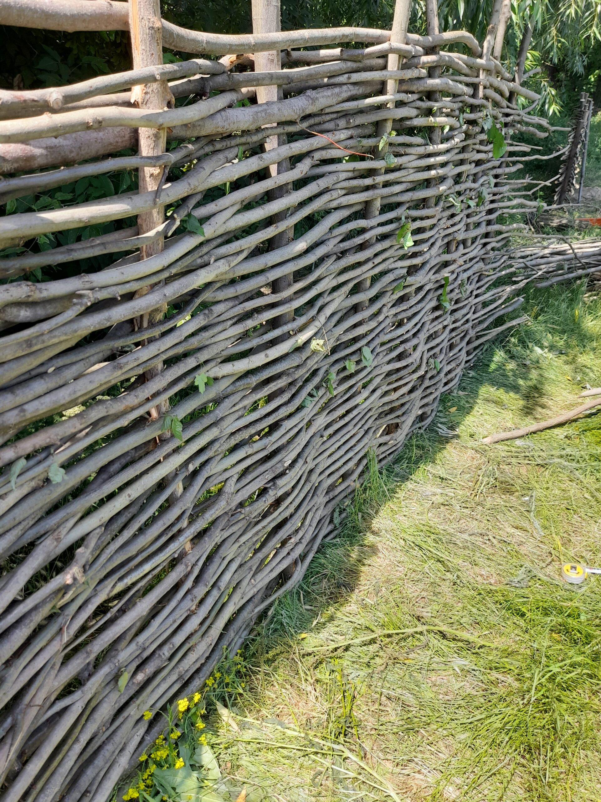 Gard din nuiele/bețe împletite