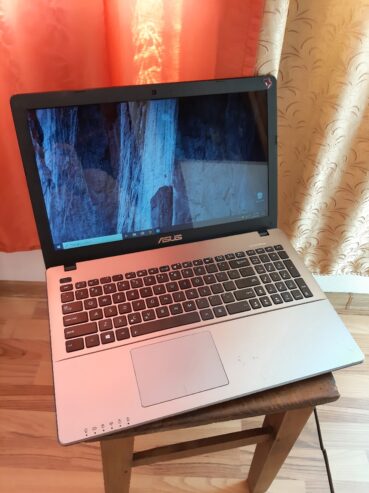 Vand laptop ASUS X550C