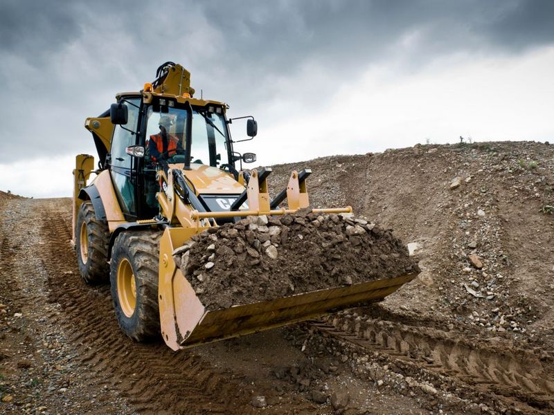 Inchiriez buldoexcavator cu atasamente diferite