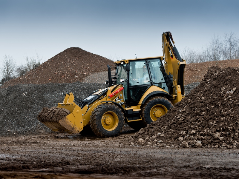 Inchiriez buldoexcavator cu atasamente diferite