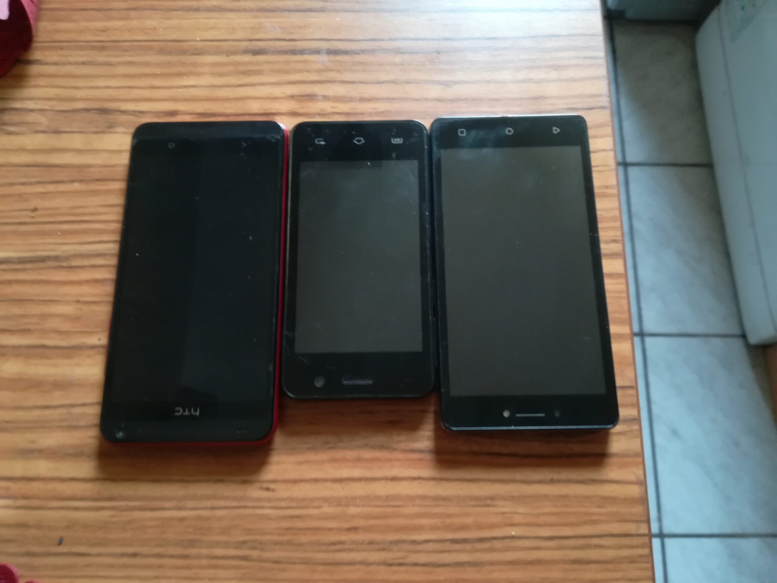 Vand 3telefoane pt piese