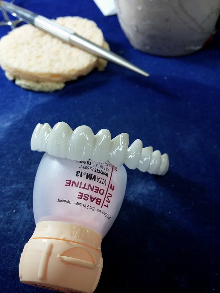 TEHNICIAN DENTAR ESTETICA